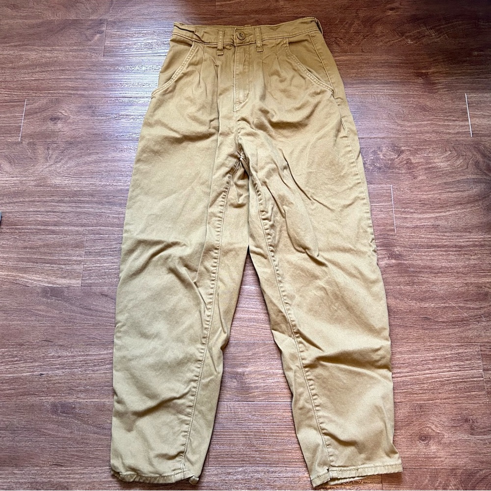 Levi’s Pleated Balloon Leg Pants